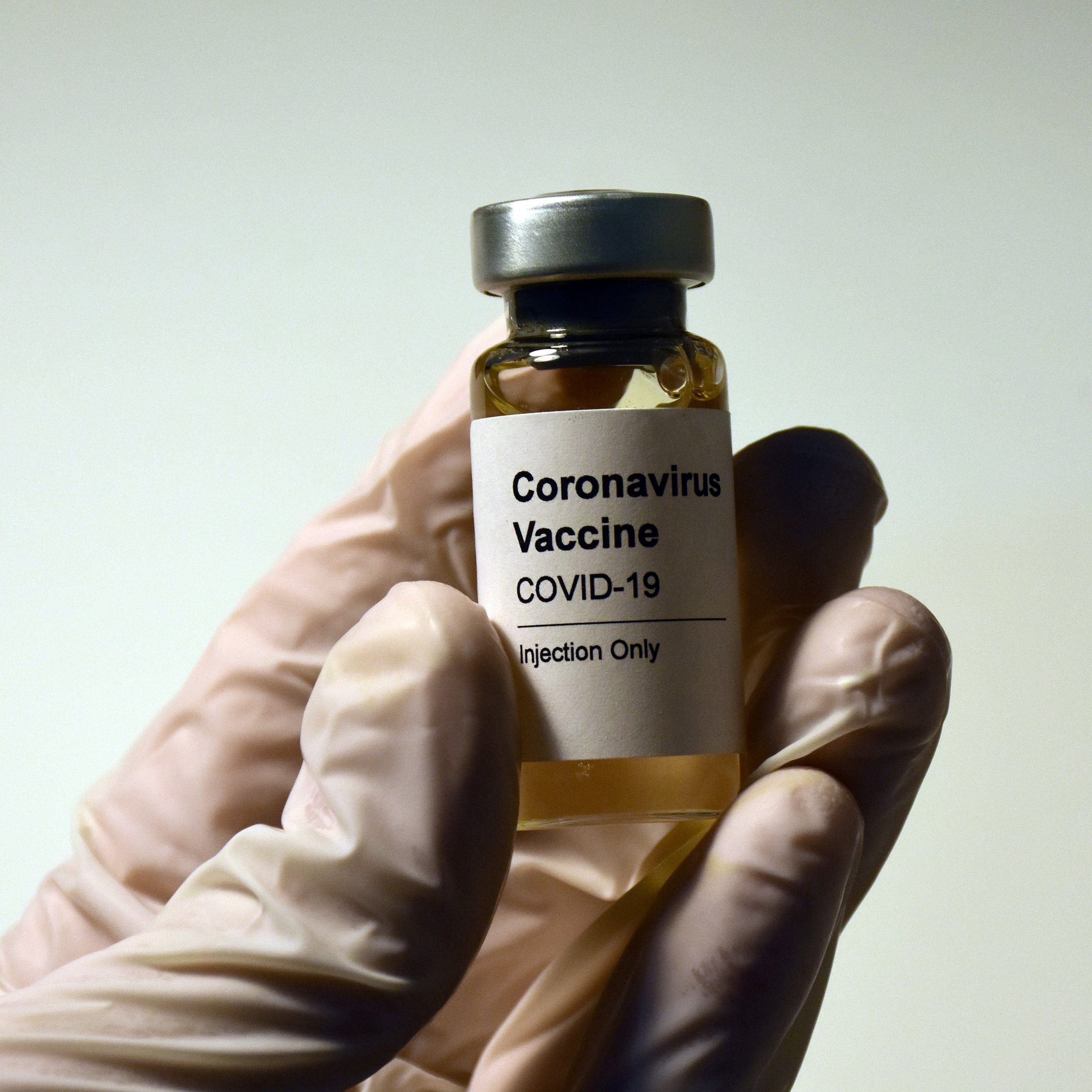 Corona-Impfstoff in der Ampulle (Symbolbild)